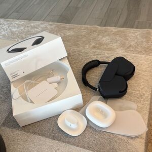 Apple AirPods Max 2025 Model A3184 MWW43AM/A in mint condition, under 2 months!